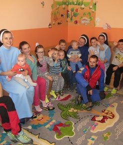Ratownicy GP GOPR z prezentami świątecznymi dla dzieci